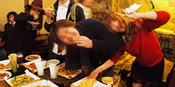 生徒の皆さんと講師・スタッフ参加の交流会